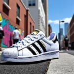 découvrez l'adidas superstar, la sneaker emblématique au design shell-toe qui a révolutionné le monde du streetwear et du hip-hop. un incontournable alliant style et confort, parfaite pour chaque fashionista.