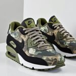 plongez dans l'univers de la mode avec la nouvelle nike air max 90 'reverse duck camo'. ce modèle emblématique allie style audacieux et confort inégalé, idéal pour tous les passionnés de sneakers. ne manquez pas l'occasion de redécouvrir une légende revisitée, parfaite pour affirmer votre personnalité.
