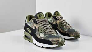 plongez dans l'univers de la mode avec la nouvelle nike air max 90 'reverse duck camo'. ce modèle emblématique allie style audacieux et confort inégalé, idéal pour tous les passionnés de sneakers. ne manquez pas l'occasion de redécouvrir une légende revisitée, parfaite pour affirmer votre personnalité.
